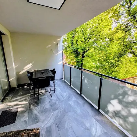 Grand 18 Apartment *